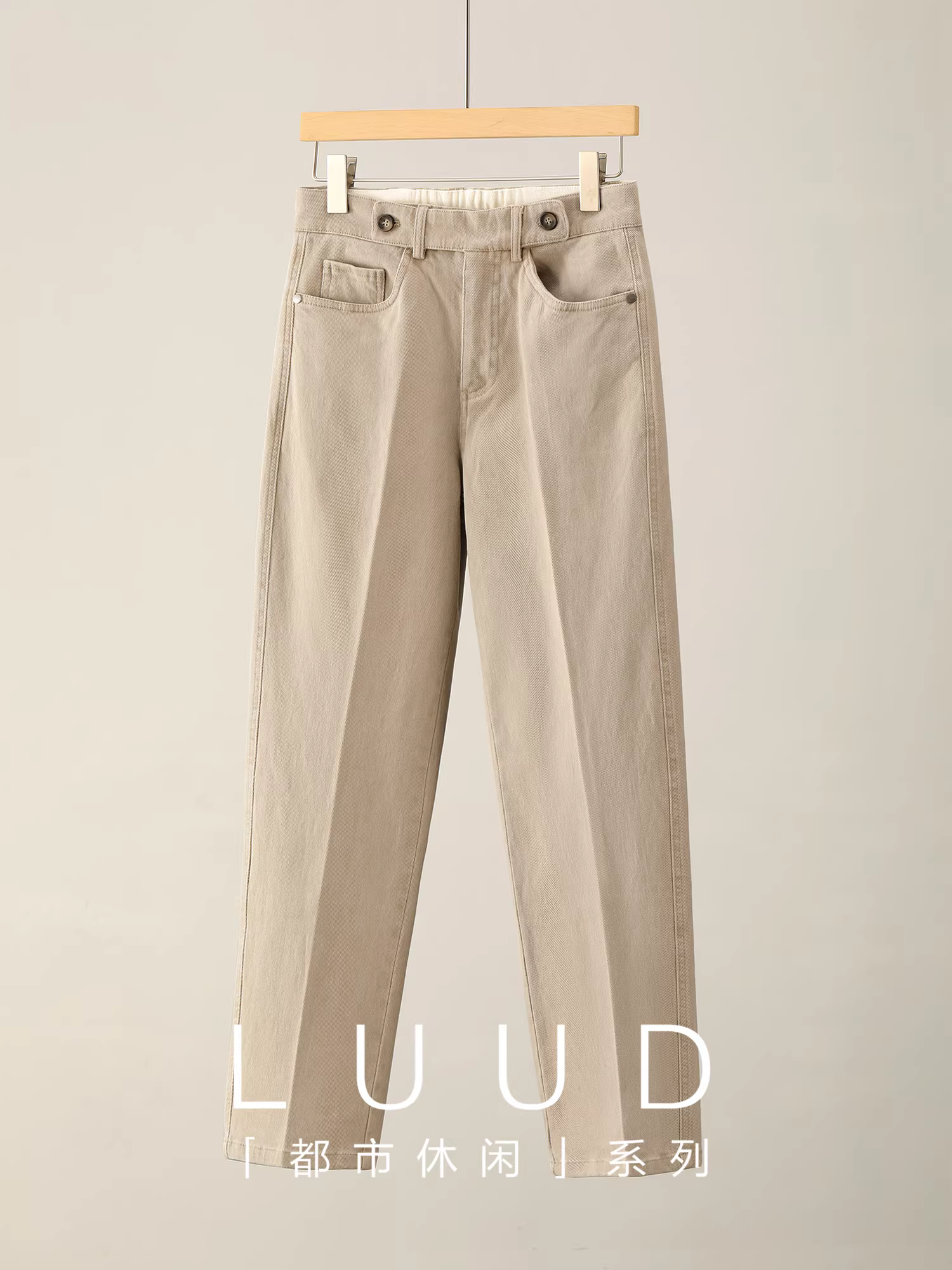 Quần jean nam chất liệu cotton pha Tencel Lyocell, kiểu dáng thẳng, có nút trang trí nửa thắt lưng