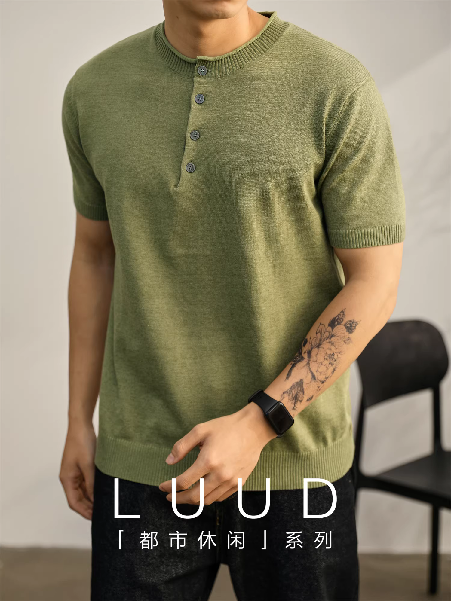 Áo thun ngắn tay màu xanh quân đội hợp thời trang được cá nhân hóa của LUUD dành cho nam giới trong mùa hè với thiết kế có khuy, viền cuộn, cổ Henry, áo dệt kim ôm vừa vặn