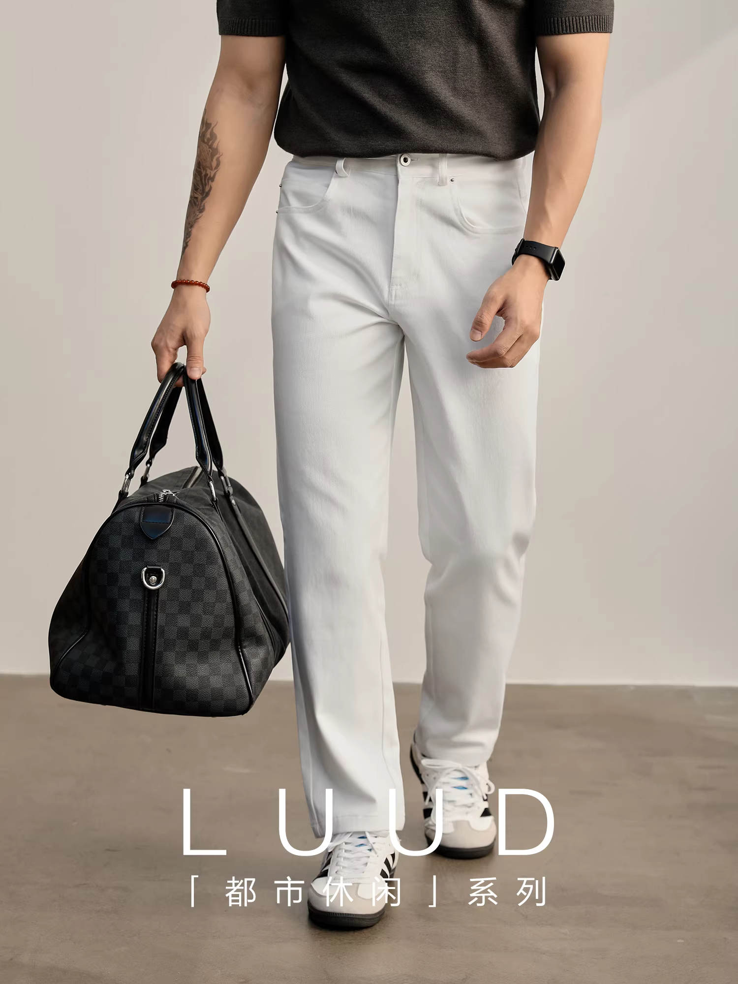 Quần jean ống thẳng màu trắng sang trọng và thanh lịch của LUUD, được làm từ vải cotton lyocell đã qua xử lý, có đường may lộ và tạo hiệu ứng xếp ly, kiểu dáng quần dài thường ngày.