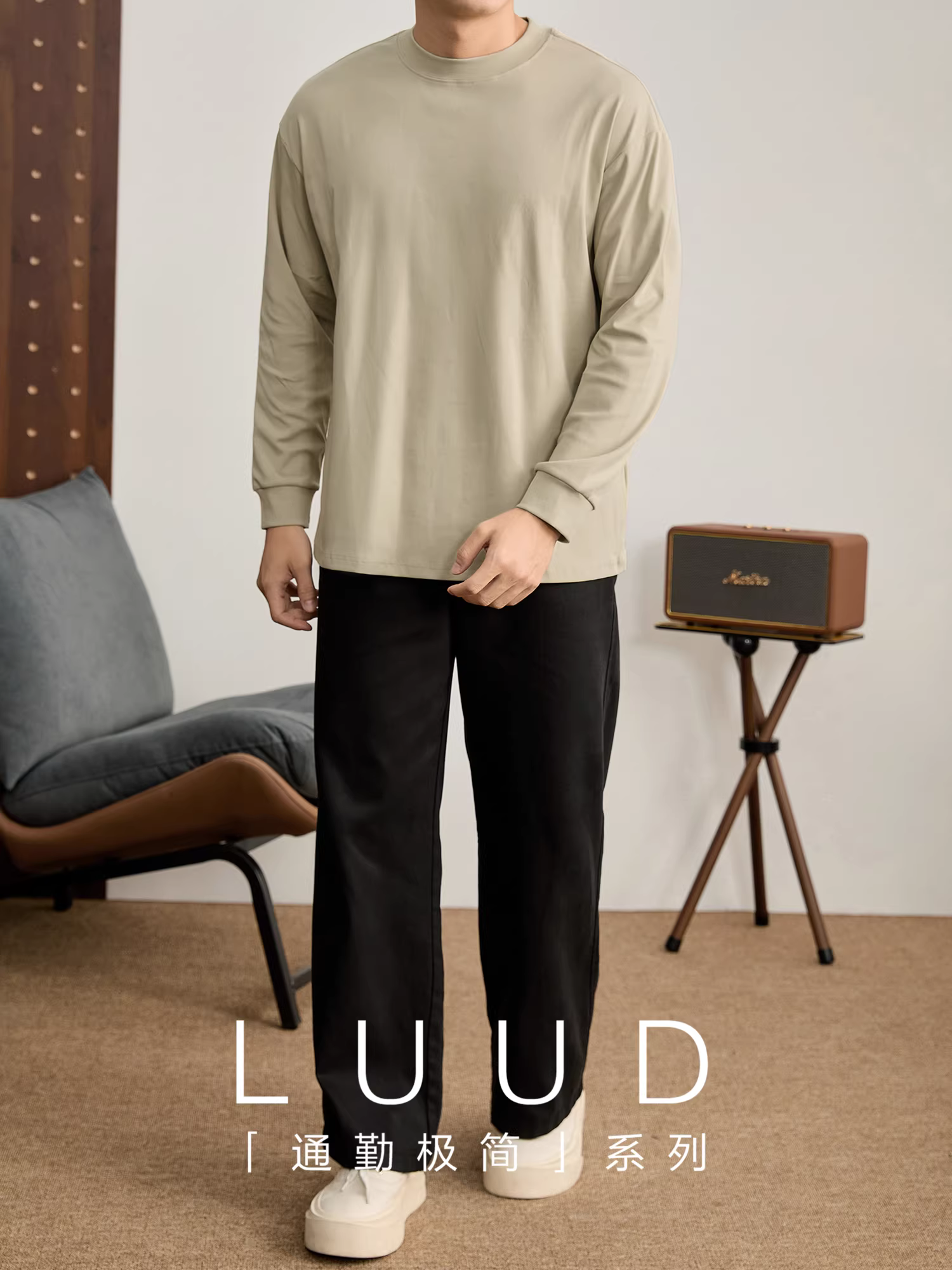 Áo thun nam chất liệu cotton dày dặn, cổ tròn, màu trơn, kiểu dáng đơn giản, có nhãn nhỏ ở giữa đường may, chất liệu cotton đã qua xử lý, tay dài.