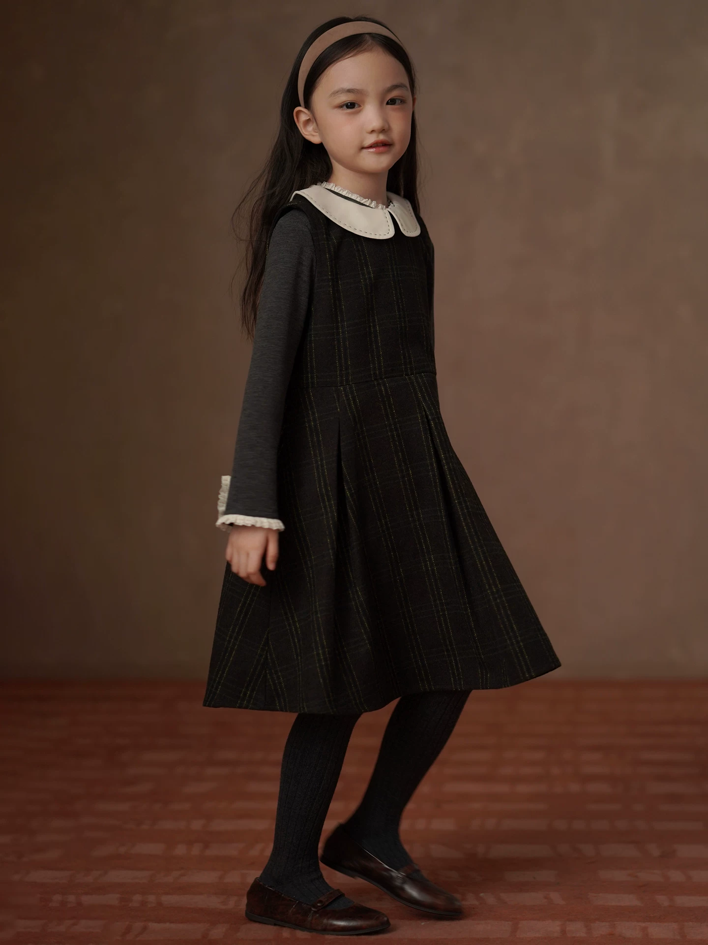 Quần áo trẻ em mùa thu đông, đầm trẻ em phong cách preppy, đầm vest kẻ caro cổ điển, váy len dài trung bình cho bé gái
