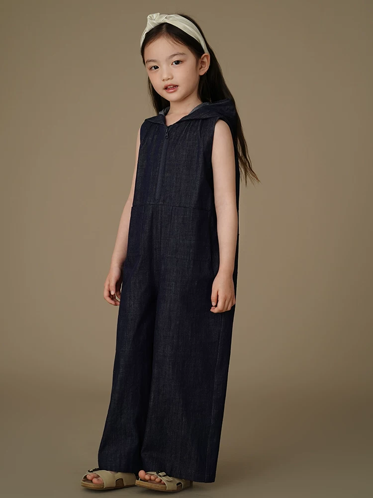 Quần denim rộng rãi phong cách Hàn Quốc mùa hè dành cho bé trai và bé gái, bộ liền quần không tay với thiết kế đơn giản.