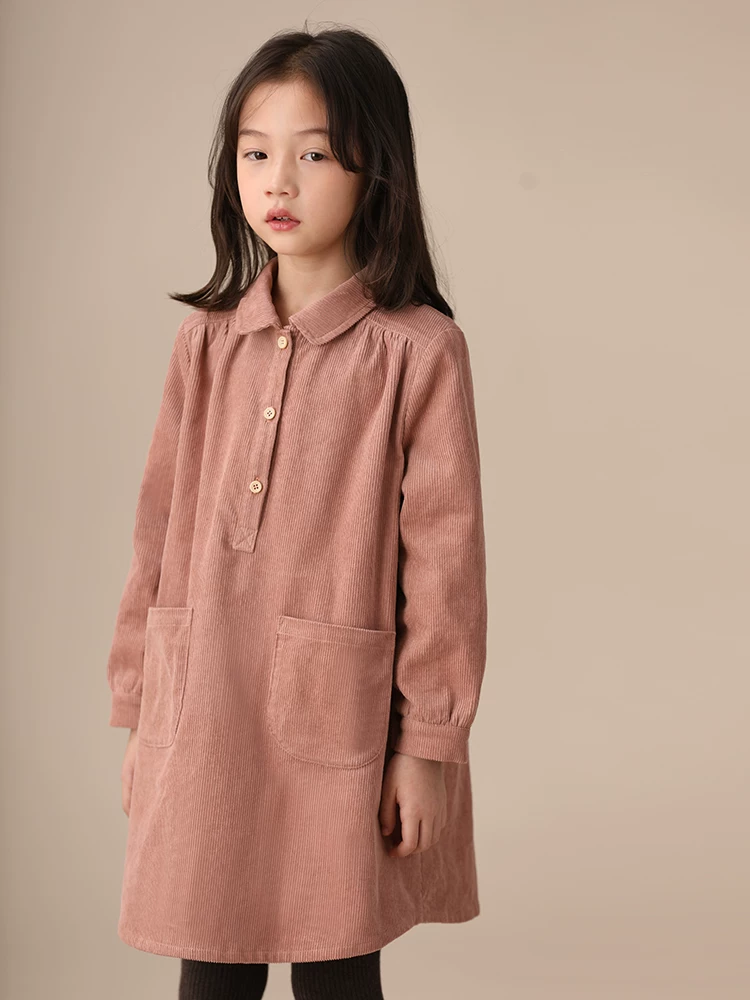 Quần áo trẻ em: Váy dài tay chất liệu cotton corduroy dáng rộng, có cổ và lớp lót lông cừu dành cho bé gái.