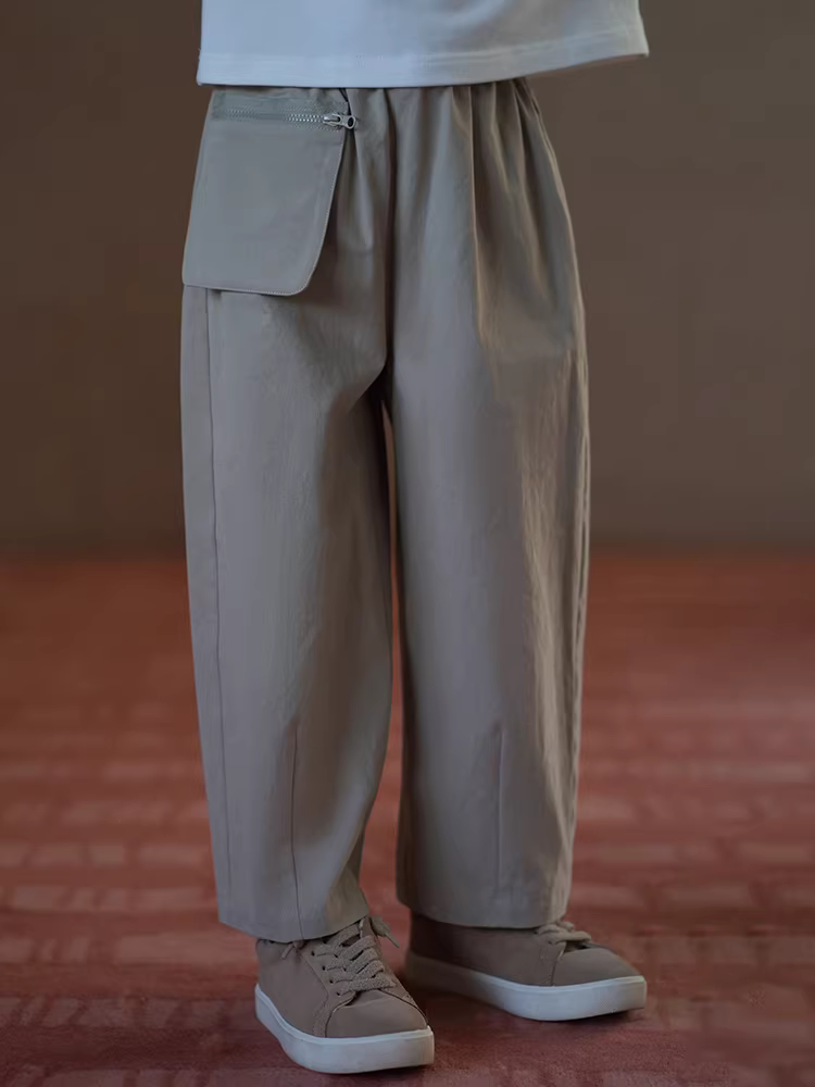 Quần dài trẻ em chất liệu cotton mềm mại, kiểu dáng thẳng, màu kaki, thích hợp cho bé trai và bé gái, phong cách thời trang, thích hợp cho mùa xuân và mùa thu.