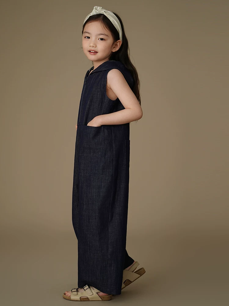Quần denim rộng rãi phong cách Hàn Quốc mùa hè dành cho bé trai và bé gái, bộ liền quần không tay với thiết kế đơn giản.