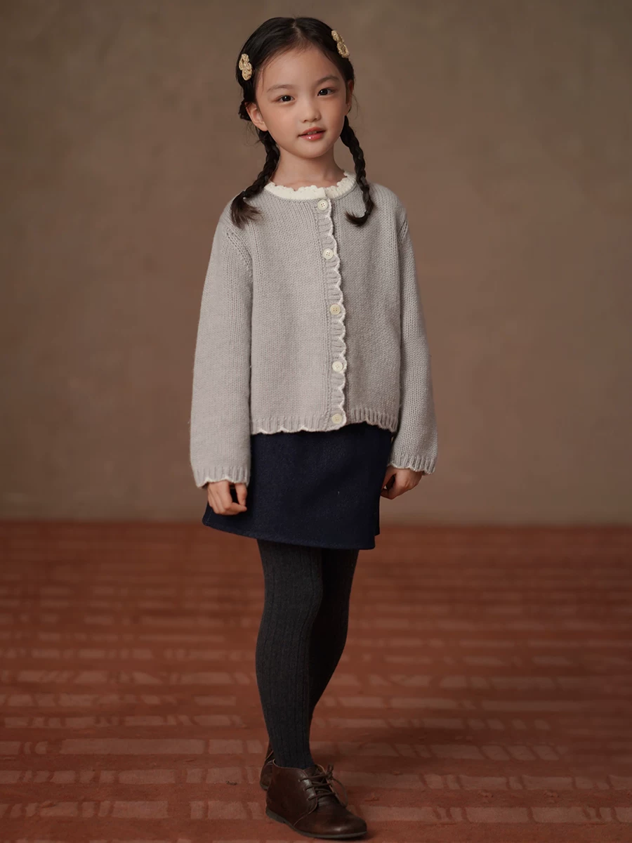 Áo len mùa đông cho trẻ em với ren ngọt ngào và màu sắc tương phản, áo len cardigan len cho bé gái, áo len dệt kim dày cho bé gái.