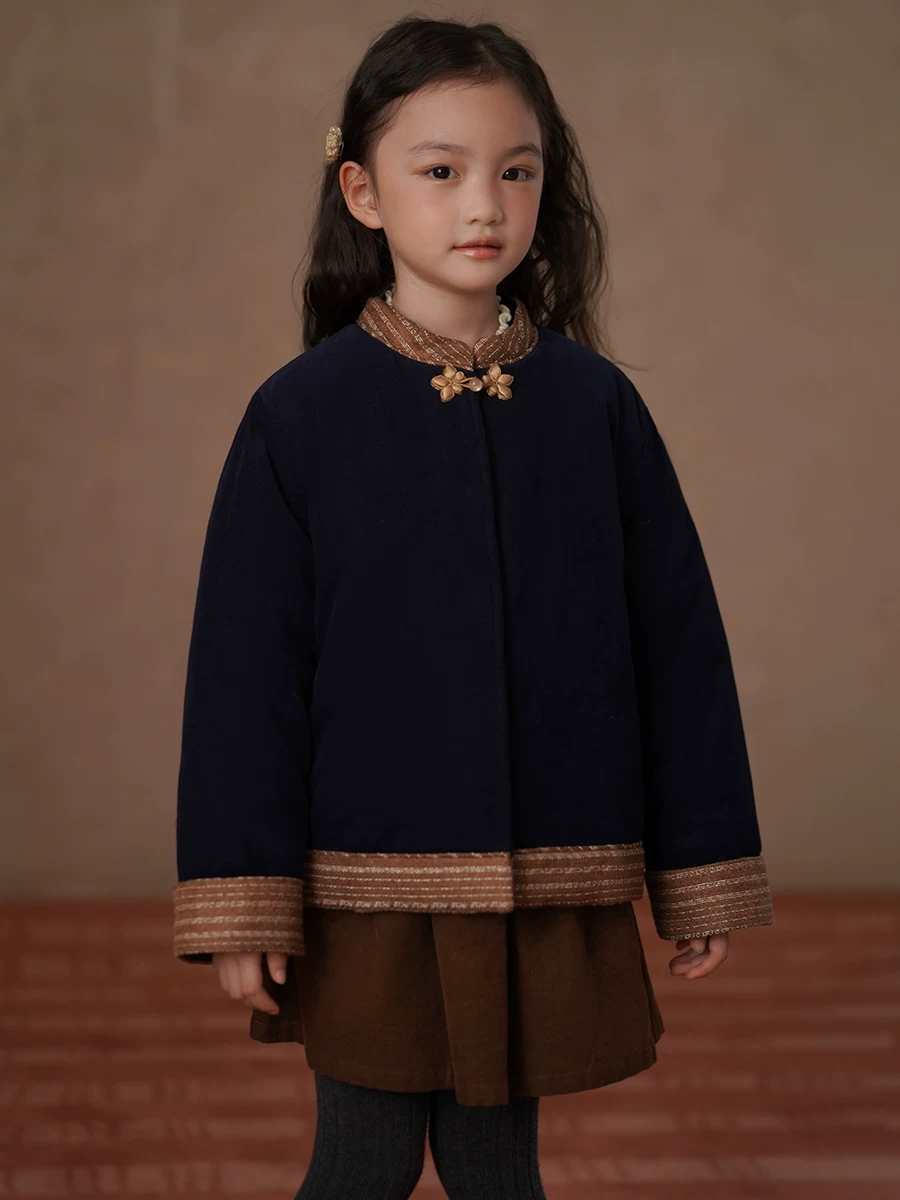 Áo khoác mùa đông cho trẻ em màu xanh hải quân, áo khoác cotton dày dặn và ấm áp bằng vải nhung kẻ cho bé gái, áo kiểu Trung Quốc mới.