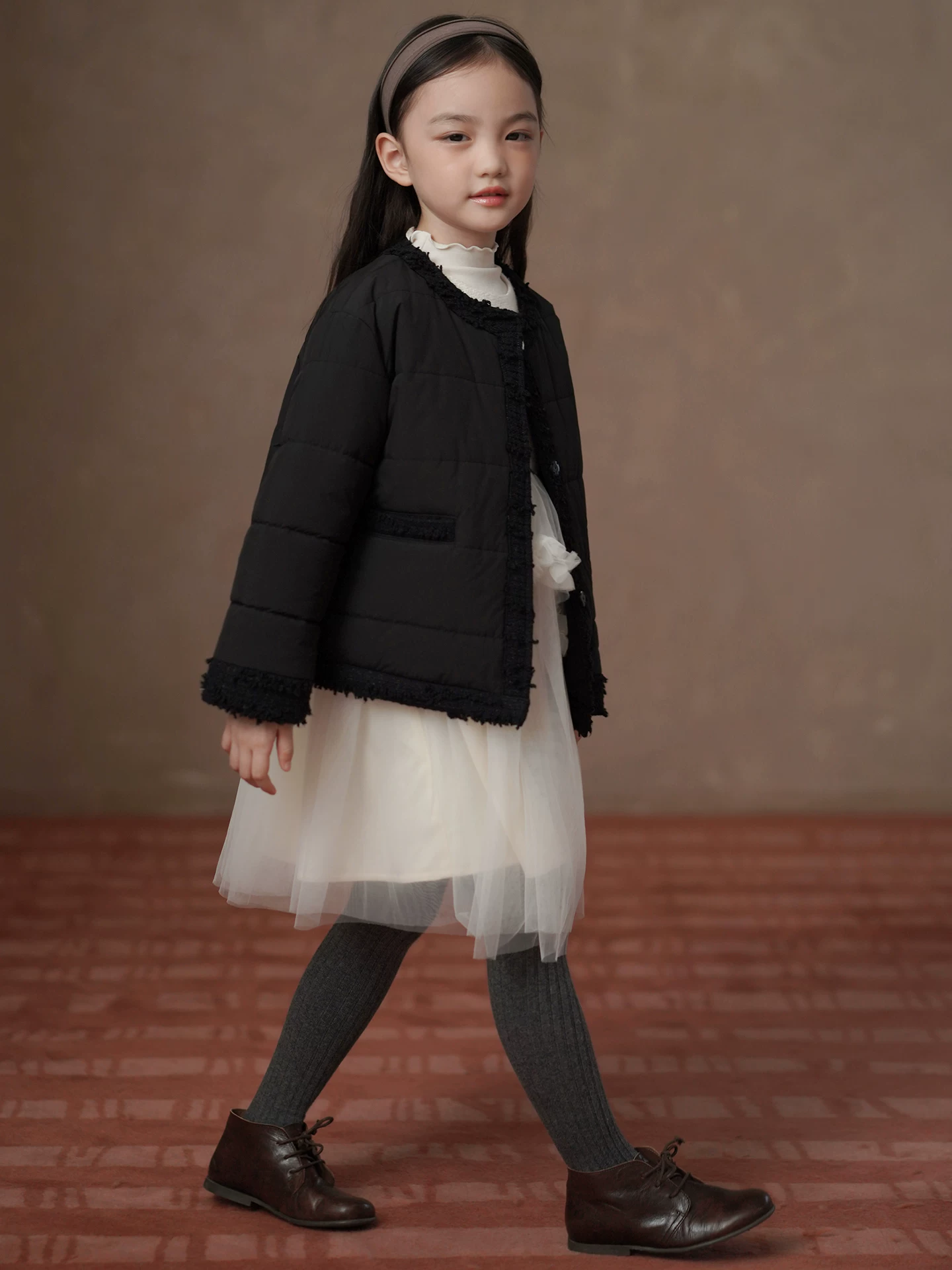 Quần áo mùa đông cho trẻ em dày dặn ấm áp áo khoác đen bé gái áo khoác cotton ngắn bé gái mặc mùa đông phong cách mới