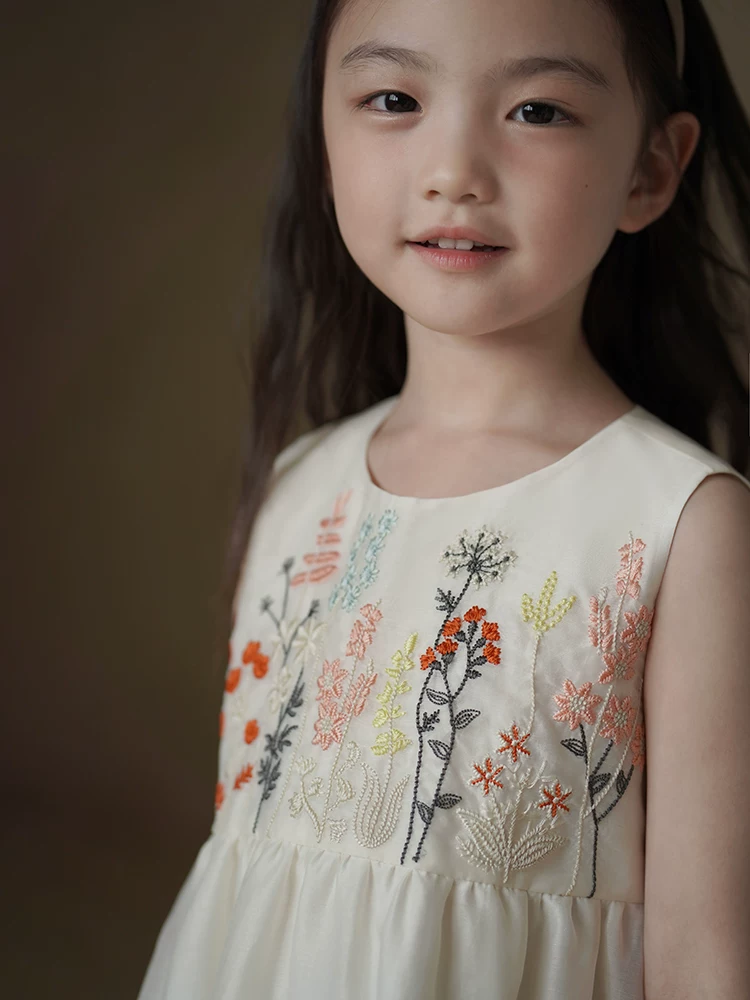 Quần áo trẻ em Ha Chi Váy thêu dày mùa hè cho bé gái, Váy dài vừa phải đi nghỉ mát ngọt ngào cho bé gái.