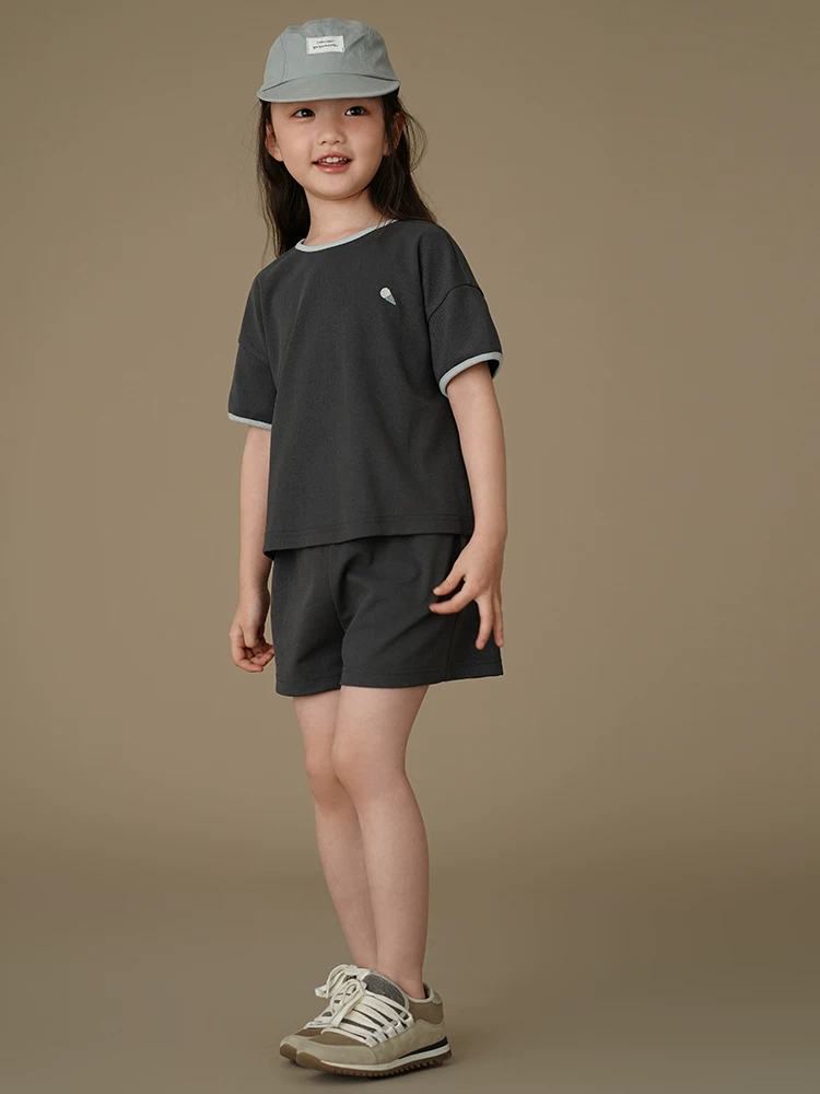 Quần áo trẻ em áo thun ngắn tay phong cách Hàn Quốc quần short dáng rộng giản dị bé trai và bé gái bộ đồ thể thao mùa hè phong cách mới