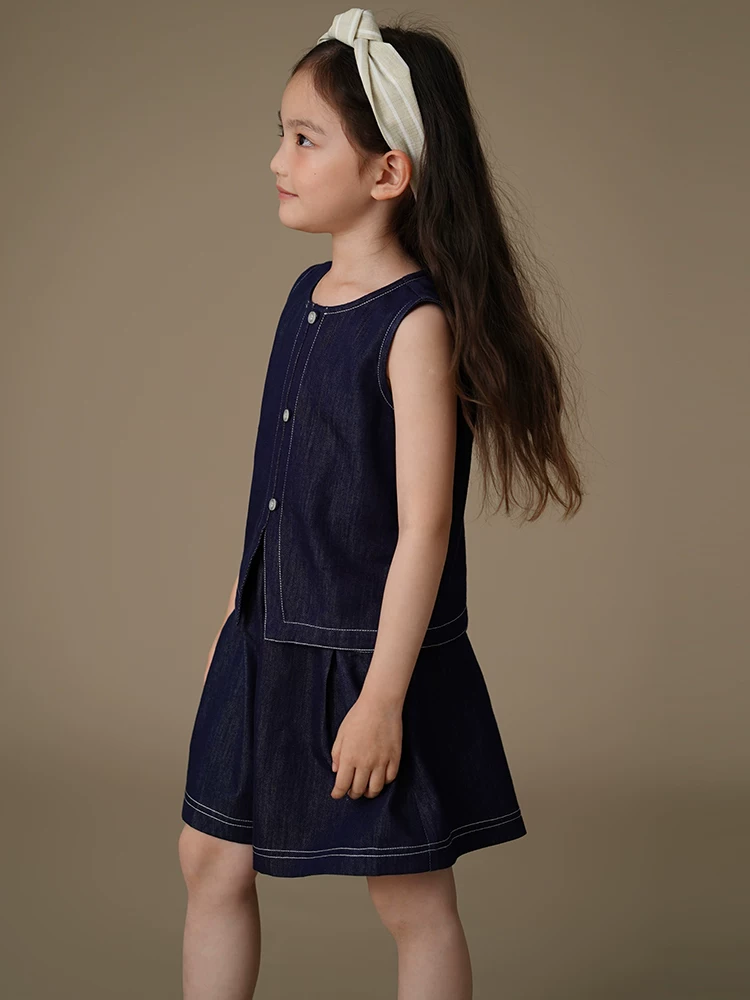 Bộ quần áo mùa hè cho trẻ em: áo vest mát mẻ và quần short denim giản dị cho bé gái, đơn giản và sành điệu.