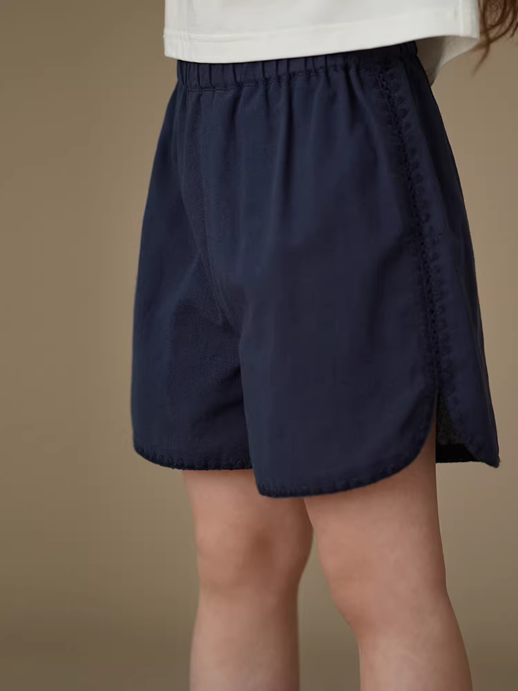 Quần thường ngày mùa hè cho trẻ em, quần short bằng vải cotton đơn giản và thân thiện với làn da dành cho bé gái, quần năm điểm dành cho trẻ lớn hơn, mẫu mới 25.