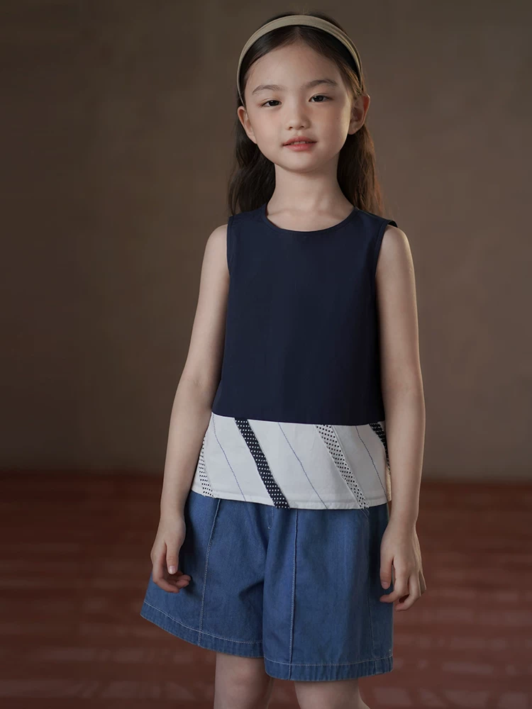 Quần áo mùa hè cho trẻ em, áo vest màu xanh hải quân dáng rộng giản dị dành cho bé gái, áo chắp vá sành điệu với cảm giác thiết kế.