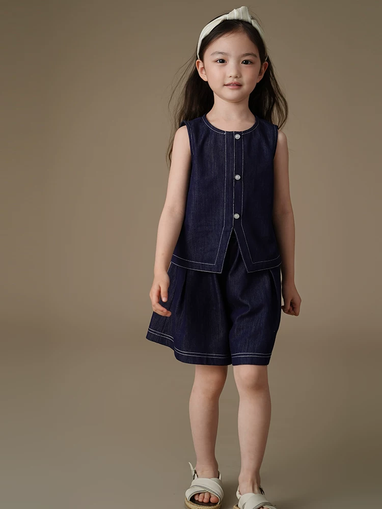 Bộ quần áo mùa hè cho trẻ em: áo vest mát mẻ và quần short denim giản dị cho bé gái, đơn giản và sành điệu.