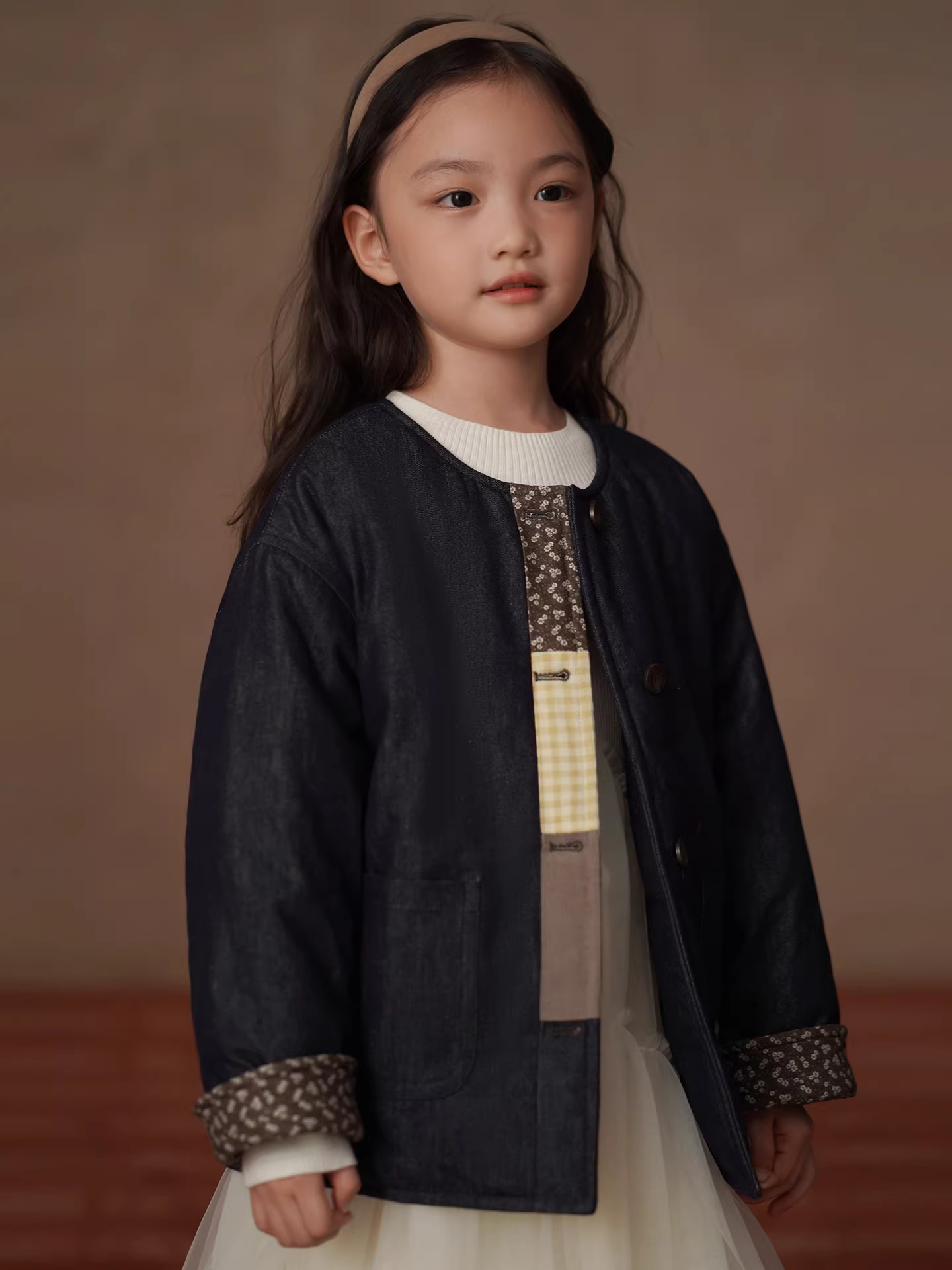 Áo khoác denim phối màu phong cách Hàn Quốc mới năm 2025 của Hazi Children's Clothing dành cho bé gái, áo khoác bông ấm áp, rộng rãi và thời trang