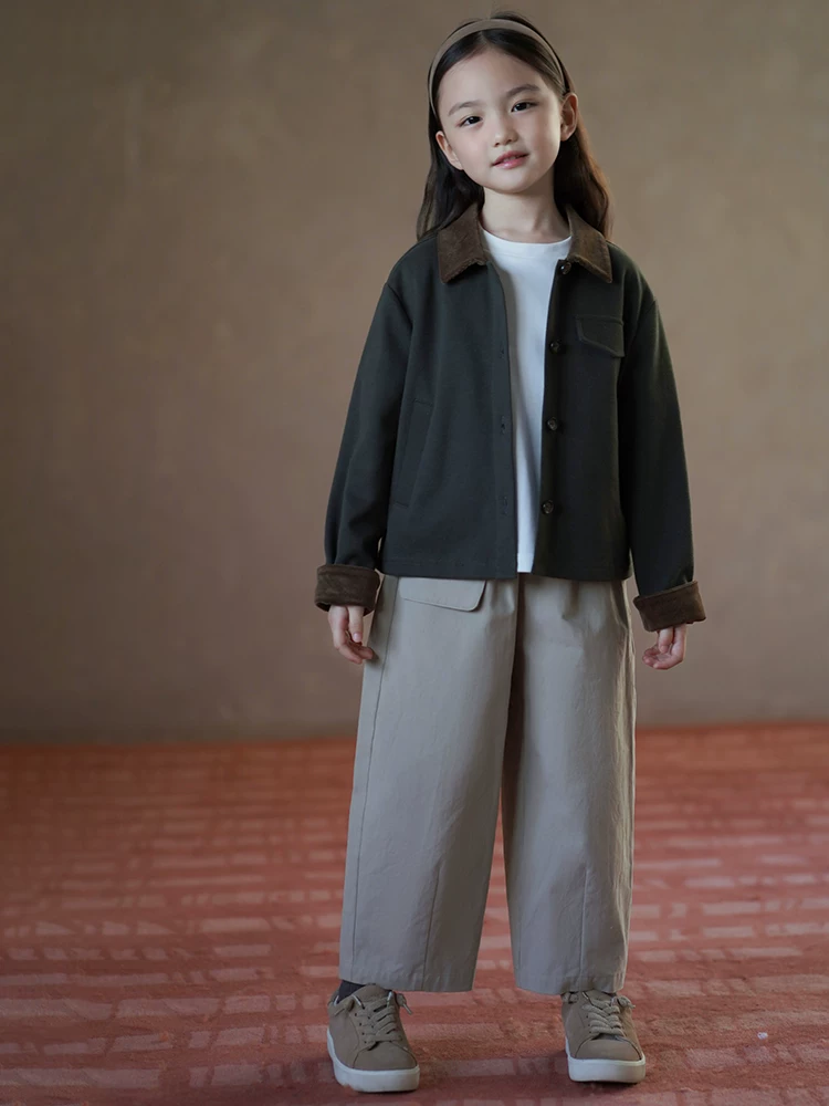 Quần dài trẻ em chất liệu cotton mềm mại, kiểu dáng thẳng, màu kaki, thích hợp cho bé trai và bé gái, phong cách thời trang, thích hợp cho mùa xuân và mùa thu.