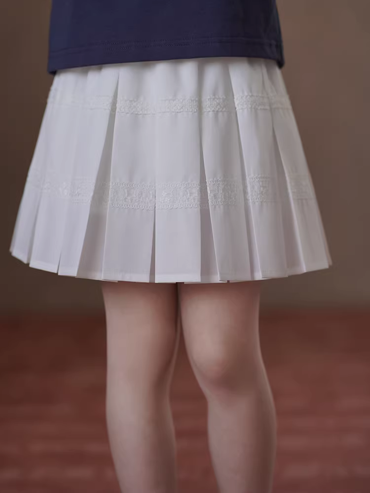 Quần áo trẻ em mùa hè váy ngắn màu trắng mỏng với kiểu dáng xếp ly phong cách học đường nghệ thuật dành cho bé gái, thích hợp cho trẻ lớn hơn.