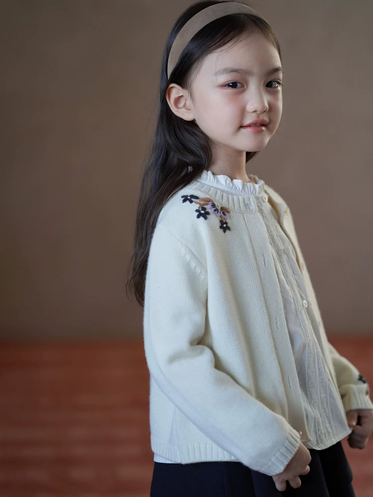 Quần áo trẻ em, áo len màu trắng nhạt, đơn giản và rộng rãi, áo len móc len cho bé gái, áo len bé gái cho mùa xuân và mùa thu.