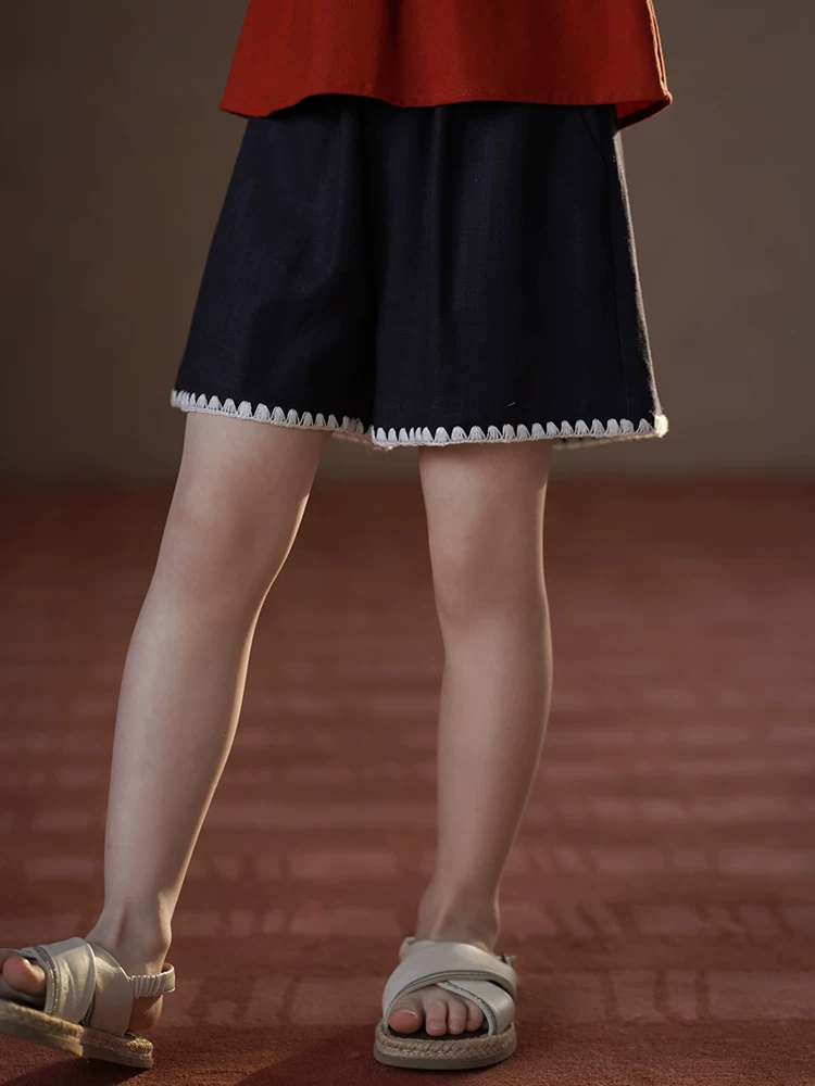 Quần short màu xanh hải quân bằng vải cotton và vải lanh mát mẻ mùa hè dành cho trẻ em, quần denim cổ điển cho bé gái, quần thường ngày đa năng cho bé gái.