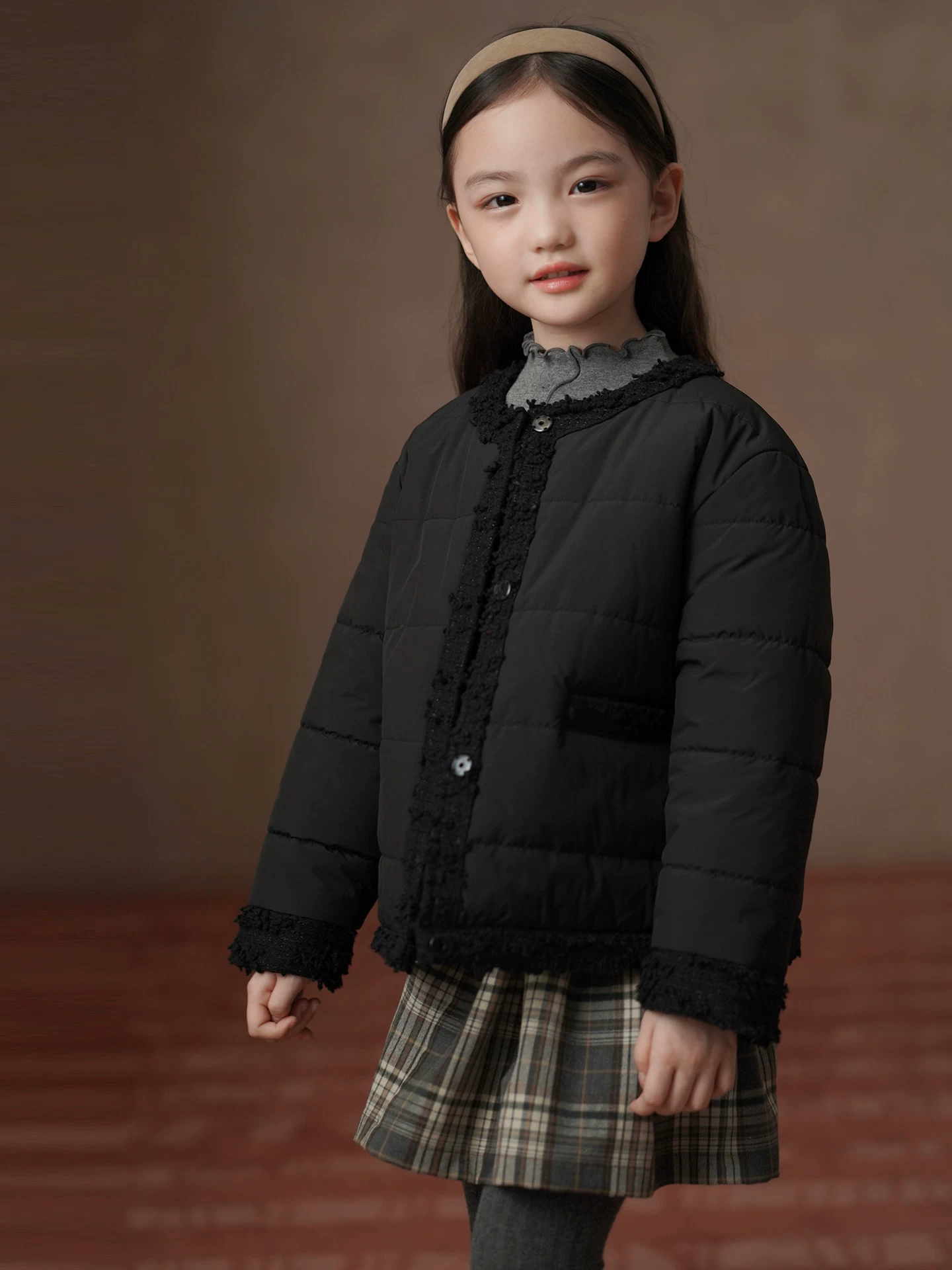 Quần áo mùa đông cho trẻ em dày dặn ấm áp áo khoác đen bé gái áo khoác cotton ngắn bé gái mặc mùa đông phong cách mới