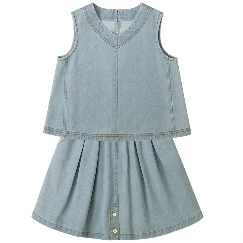 Bộ trang phục mùa hè cho bé gái gồm áo yếm không tay, chân váy ngắn, chất liệu denim mỏng, kiểu dáng thời trang