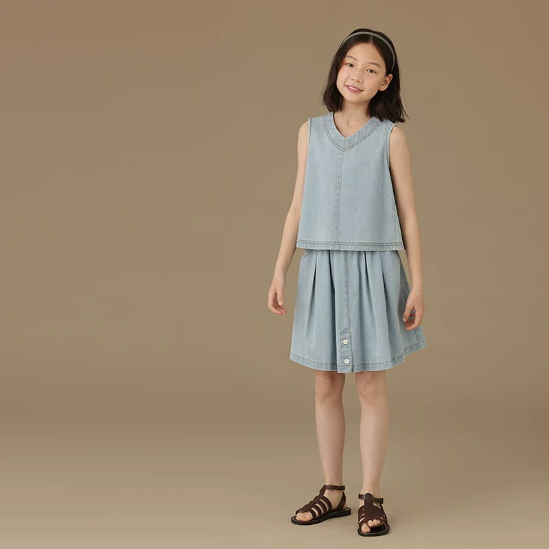 Bộ trang phục mùa hè cho bé gái gồm áo yếm không tay, chân váy ngắn, chất liệu denim mỏng, kiểu dáng thời trang