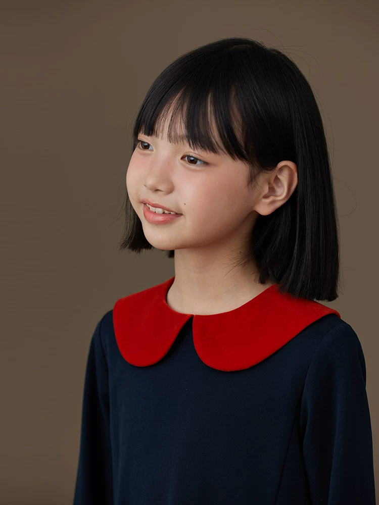 Quần áo trẻ em Hazi Váy dài tay mùa xuân thu Váy màu xanh hải quân tương phản sành điệu cho bé gái Thu đông 2024 Phong cách mới