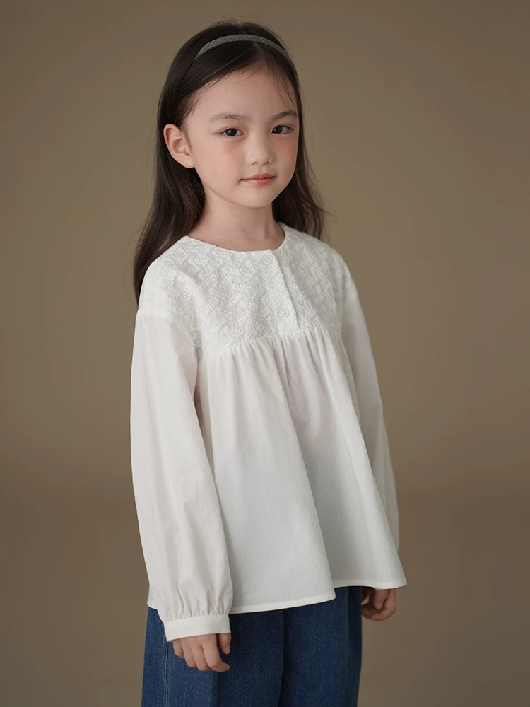 Quần áo trẻ em mùa xuân thu áo sơ mi trắng dài tay dáng rộng thêu hình búp bê cho bé gái áo sơ mi phong cách rừng cho trẻ lớn hơn