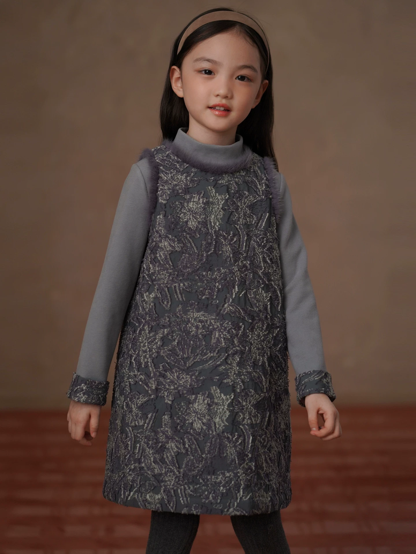 Quần áo trẻ em mùa thu đông, đầm bé gái chất liệu jacquard dày dặn, đầm ấm kiểu cổ điển dài trung bình cho trẻ lớn