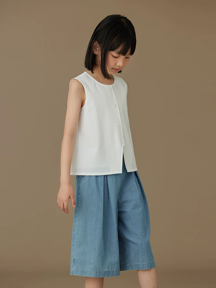 Áo vest trắng mùa hè cho bé gái, kiểu dáng đơn giản và cao cấp, chất liệu cotton mỏng cho mùa hè.