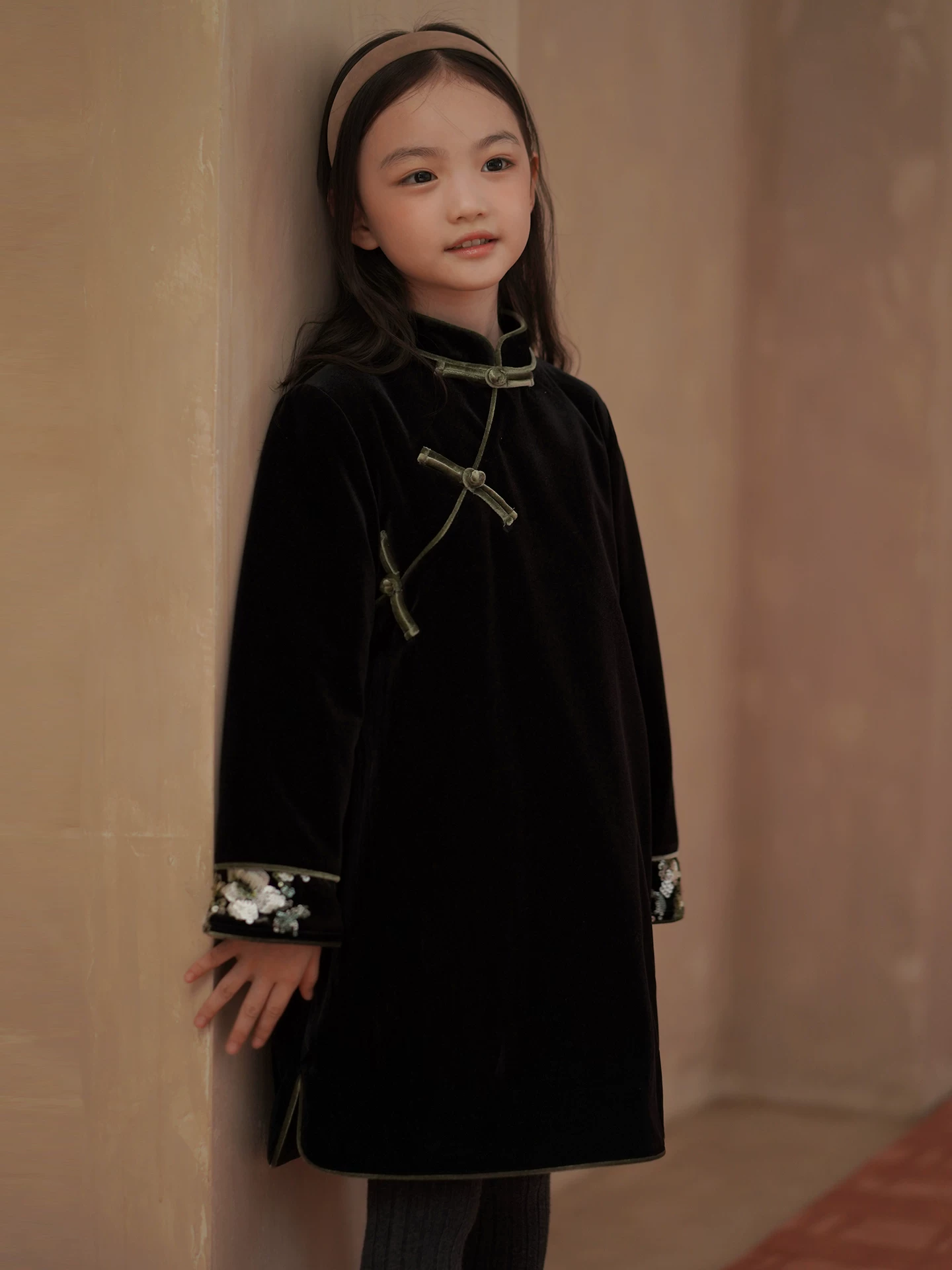 Quần áo trẻ em, váy dài vừa phải, váy nhung đen dày, sườn xám kiểu Trung Quốc mới cho bé gái, quần áo cotton cho mùa đông.