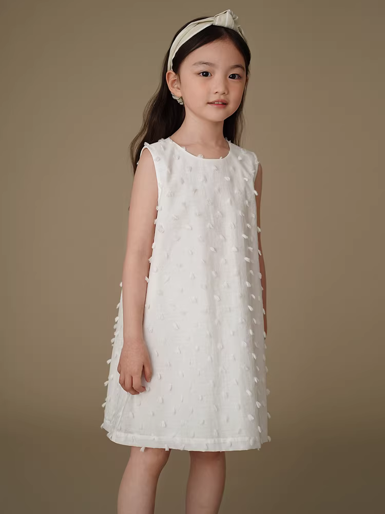 Váy trắng mùa hè cho bé gái, kiểu dáng xòe chữ A, chất liệu mỏng, dài qua gối, thiết kế đơn giản.