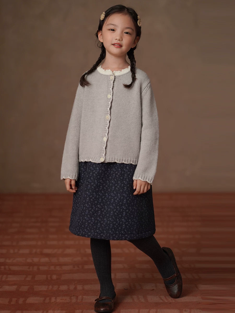 Áo len mùa đông cho trẻ em với ren ngọt ngào và màu sắc tương phản, áo len cardigan len cho bé gái, áo len dệt kim dày cho bé gái.