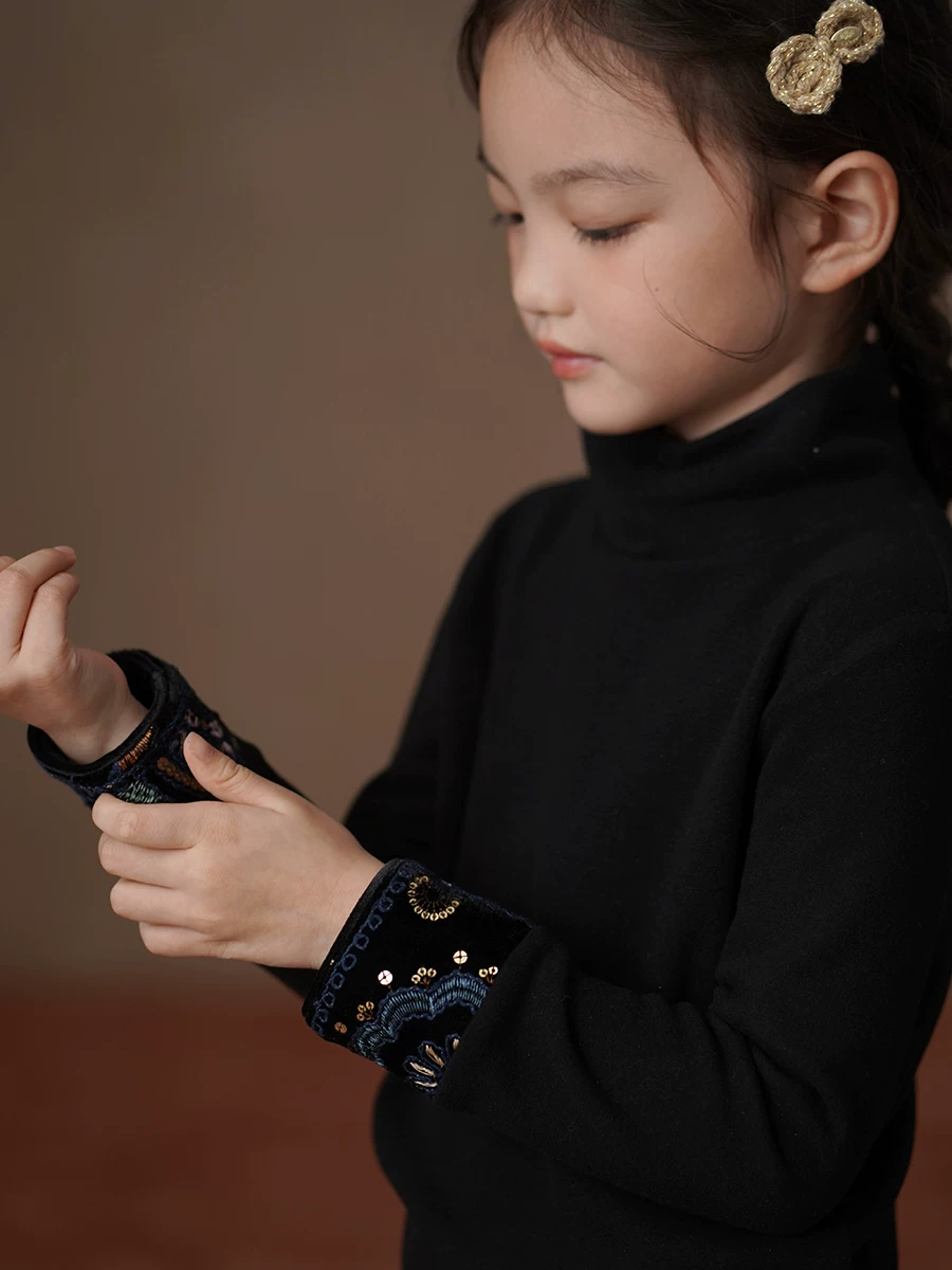 Quần áo mùa đông cho trẻ em lót lông cừu màu đen thêu nặng cổ cao áo sơ mi cơ bản áo thun bé gái ấm áp