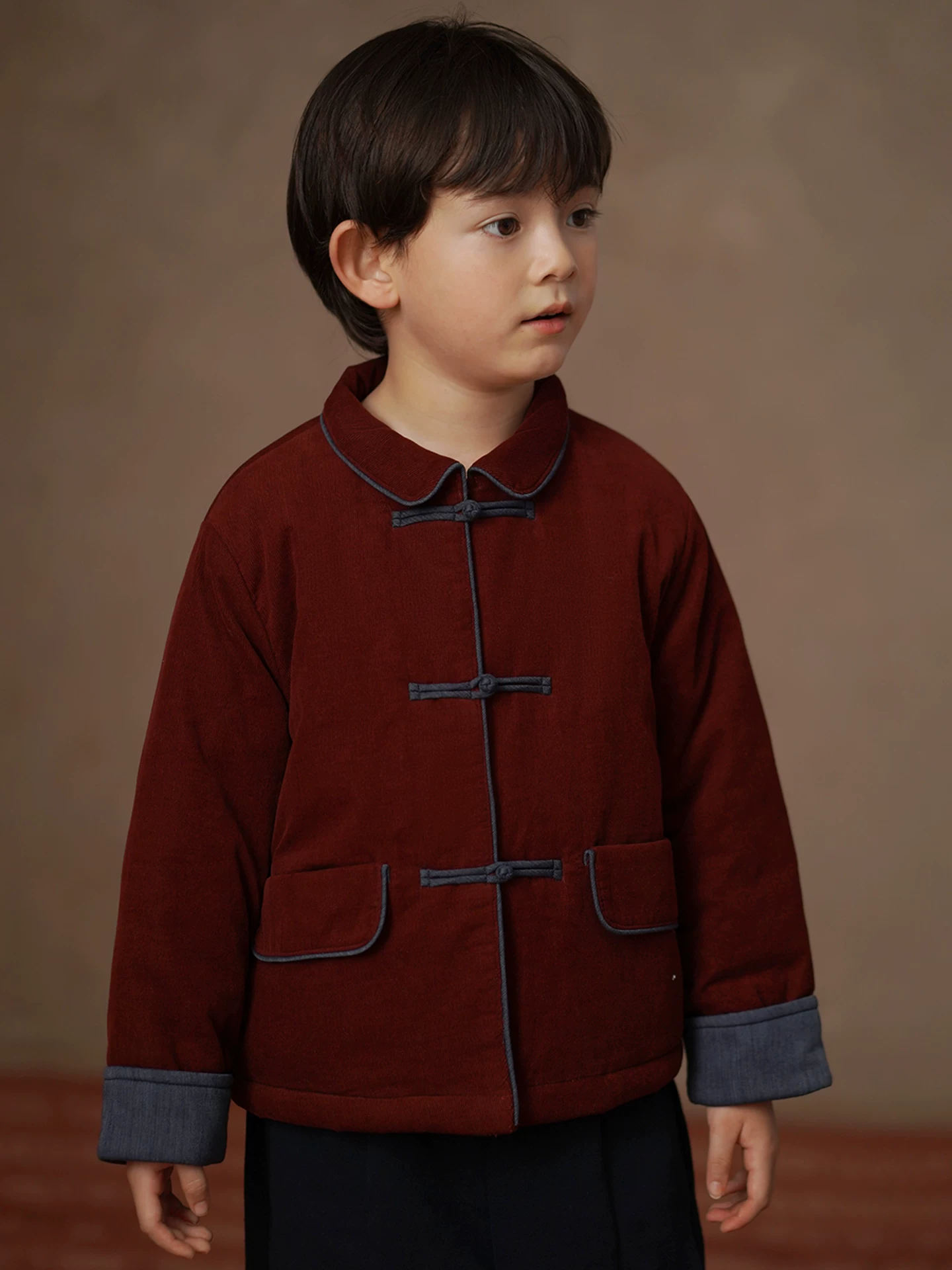 Quần áo Tết màu đỏ cho bé trai và bé gái, áo khoác cotton ngắn cho trẻ lớn, áo khoác ấm mùa đông.
