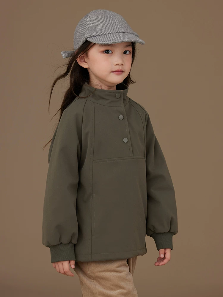 Áo khoác cotton màu xanh quân đội dành cho trẻ em với cảm giác đơn giản và cao cấp, cổ đứng, áo len lót lông cừu ấm áp cho bé trai và bé gái trong mùa đông.