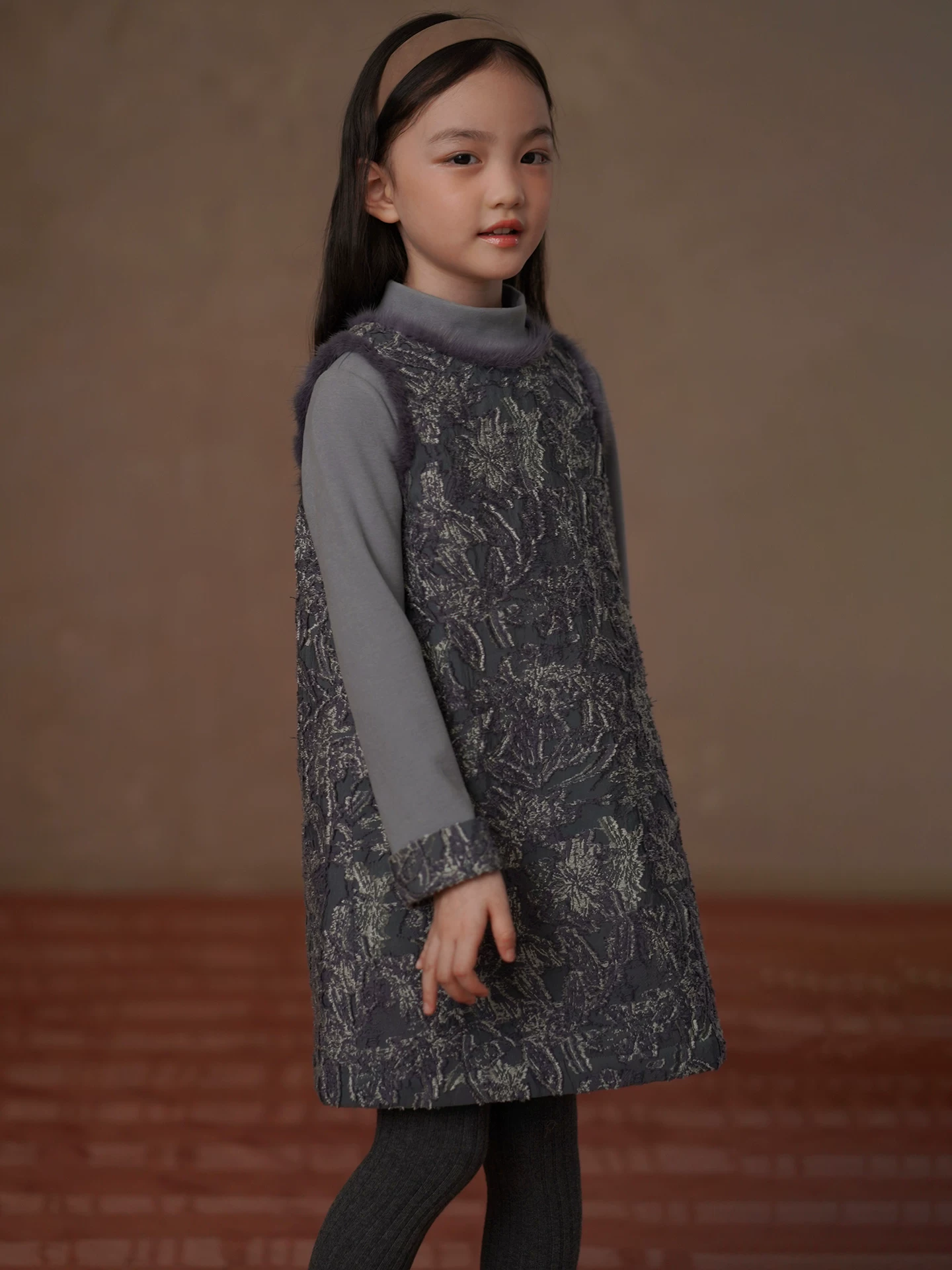 Quần áo trẻ em mùa thu đông, đầm bé gái chất liệu jacquard dày dặn, đầm ấm kiểu cổ điển dài trung bình cho trẻ lớn