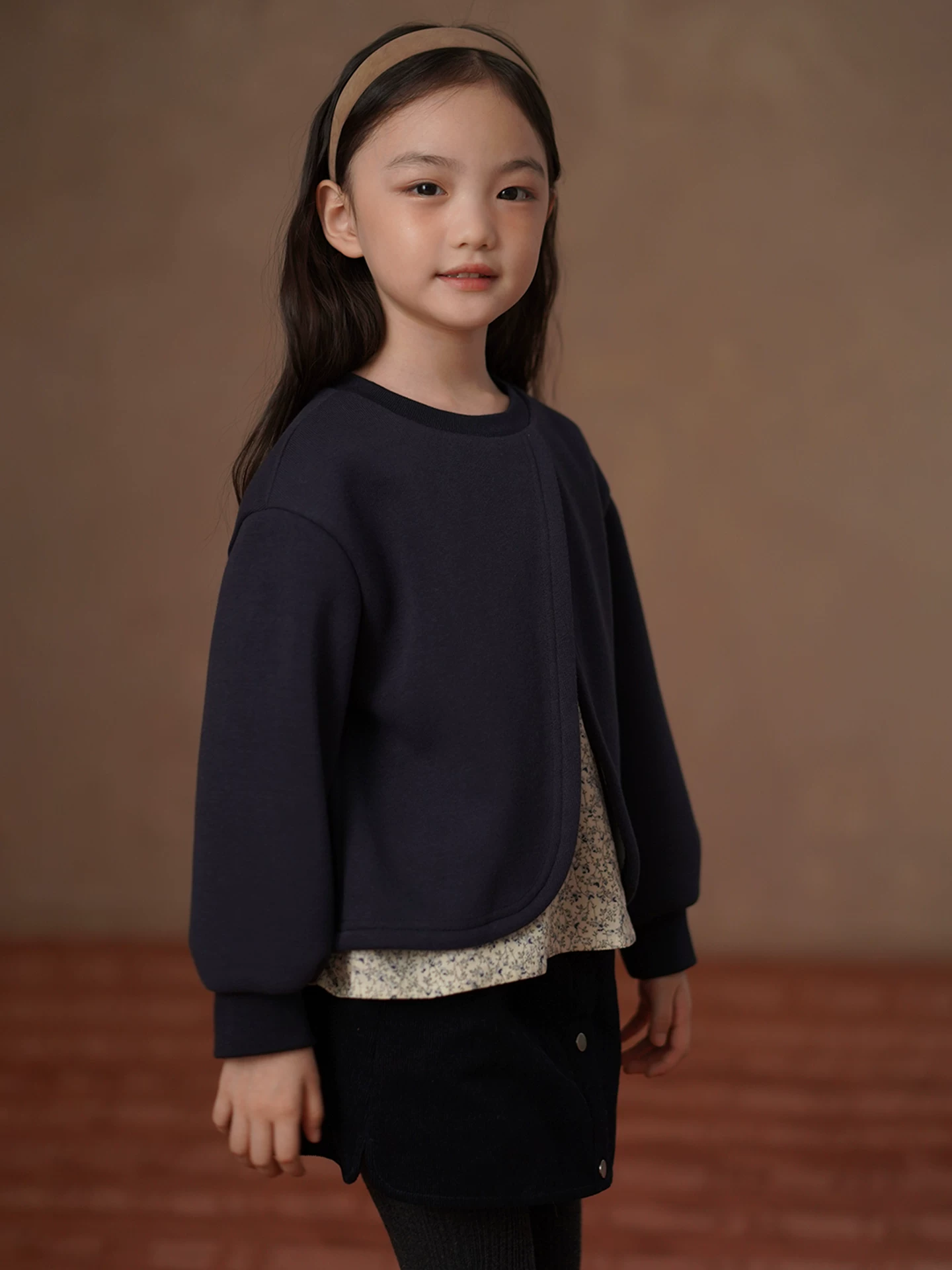 Quần áo trẻ em cho mùa thu đông, áo nỉ lót lông cừu, chất liệu dệt kim co giãn, áo giả hai mảnh, áo khoác nhỏ cho bé gái với thiết kế thời trang.