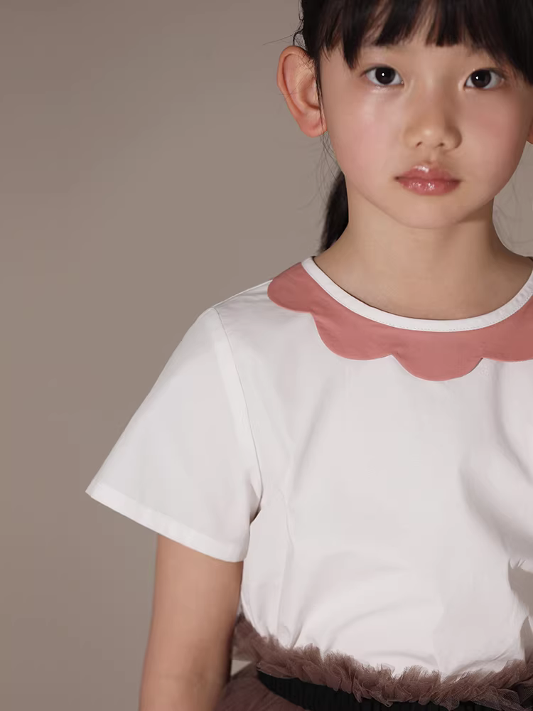 Quần áo trẻ em Ha Chi 25 Bộ sưu tập mới mùa hè Cổ áo cánh hoa cắt thủ công nặng kiểu dáng nghệ thuật dành cho cha mẹ và con cái Áo thun ngắn tay bằng vải cotton nguyên chất thân thiện với làn da dành cho bé gái