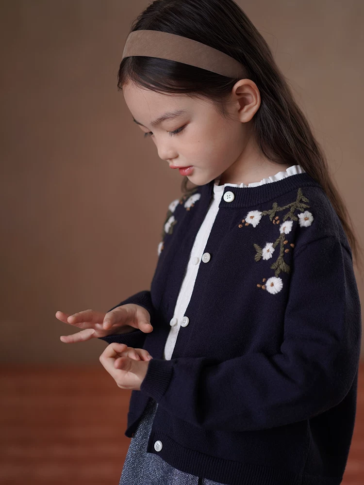 Quần áo trẻ em mùa thu đông áo len màu xanh hải quân bé gái dệt kim cardigan nặng handmade móc mùa thu phong cách mới