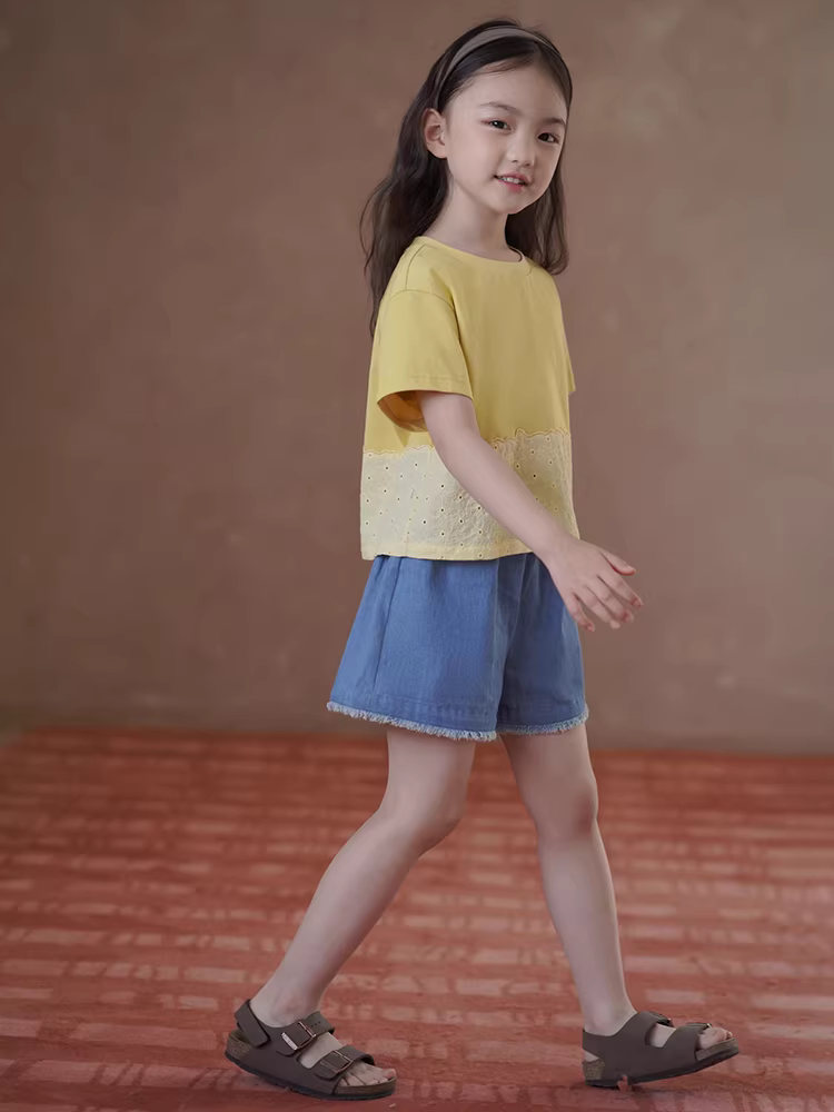 Quần áo mùa hè cho trẻ em thêu chắp vá áo màu vàng áo thun ngắn tay cho bé gái hàng dệt kim đa năng phong cách mỏng