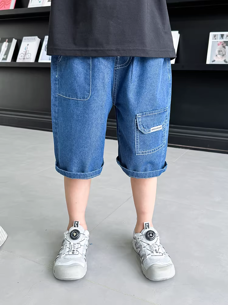 Quần short denim bé trai, kiểu dáng mỏng mùa hè, mẫu mới 2025, thời trang và hợp xu hướng, quần dài đến đầu gối.