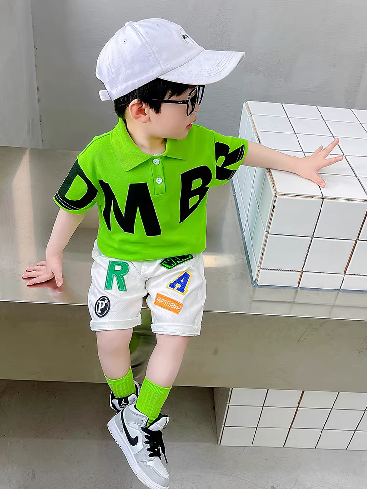 Bộ áo sơ mi POLO mùa hè mát mẻ và sành điệu dành cho bé trai, quần áo ngắn tay hợp thời trang cho trẻ sơ sinh, quần áo trẻ em thời trang dành cho bé trai, trang phục trẻ em theo phong cách đường phố phổ biến.