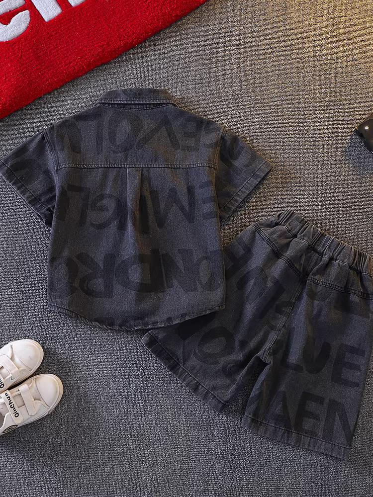 Bộ đồ denim hè cho bé trai kiểu mới 2025, áo sơ mi ngắn tay mỏng hai mảnh, thời trang và cá tính cho bé trai