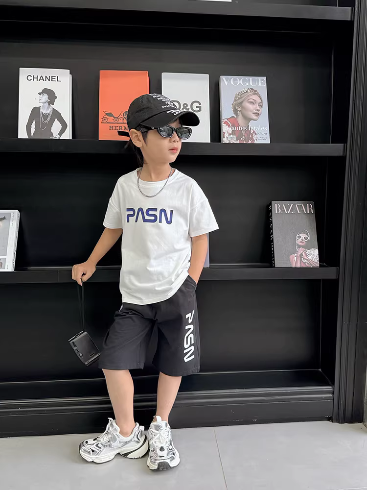 Bộ đồ hè bé trai, quần áo trẻ em, tay ngắn, mẫu mới 2025, thời trang, bộ đồ hè mát mẻ và lịch lãm, đồ thể thao bé trai