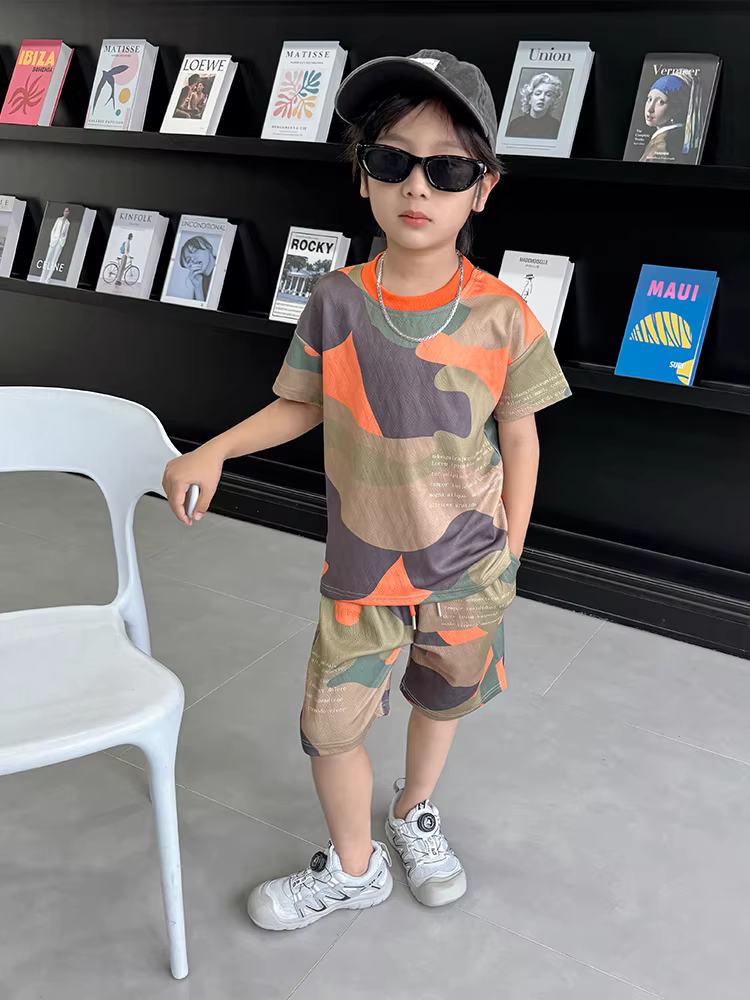 Bộ đồ hè bé trai 2025, quần áo trẻ em hè mới, kiểu rằn ri ngắn tay, mát mẻ, phong cách đường phố thời thượng cho bé