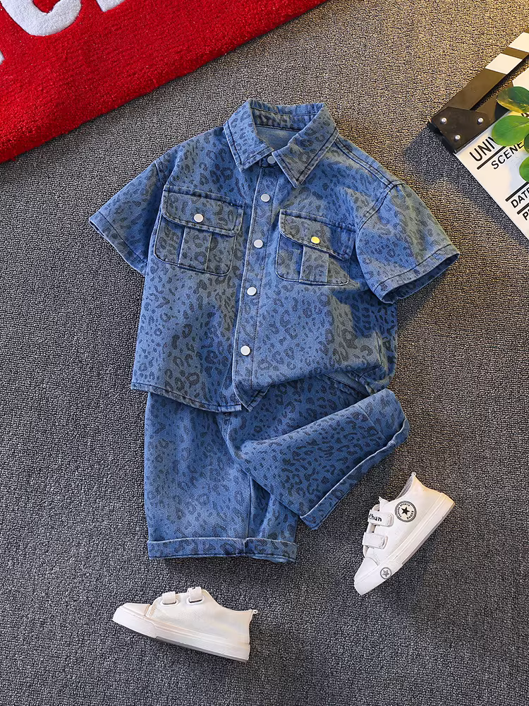 Trang phục mùa hè cho bé trai 2025 mới, áo sơ mi denim ngắn tay phong cách Hàn Quốc, thời trang và cá tính, quần áo mùa hè cho trẻ em sơ sinh