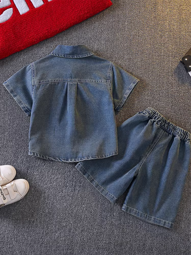 Bộ trang phục mùa hè cho bé trai 2025, thời trang và mát mẻ, bộ áo sơ mi denim ngắn tay cho bé trai