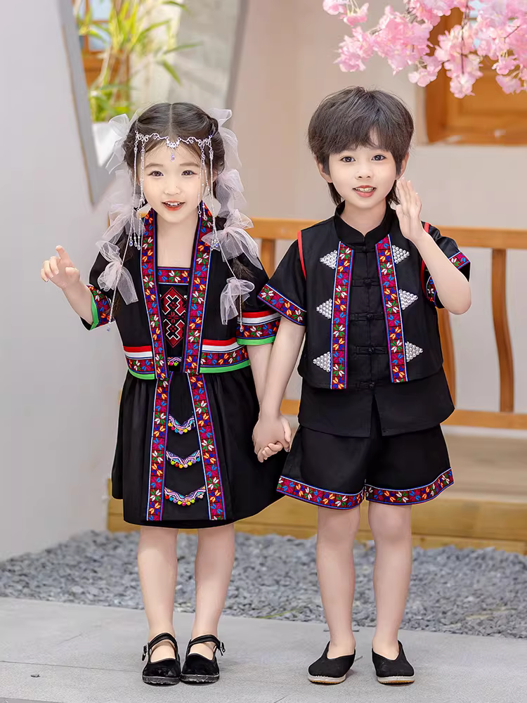 Trang phục dân tộc thiểu số, trang phục biểu diễn của trẻ em Hani, trang phục biểu diễn của nam và nữ Yi, Miao, Buyi cho buổi biểu diễn ngày 3 tháng 3