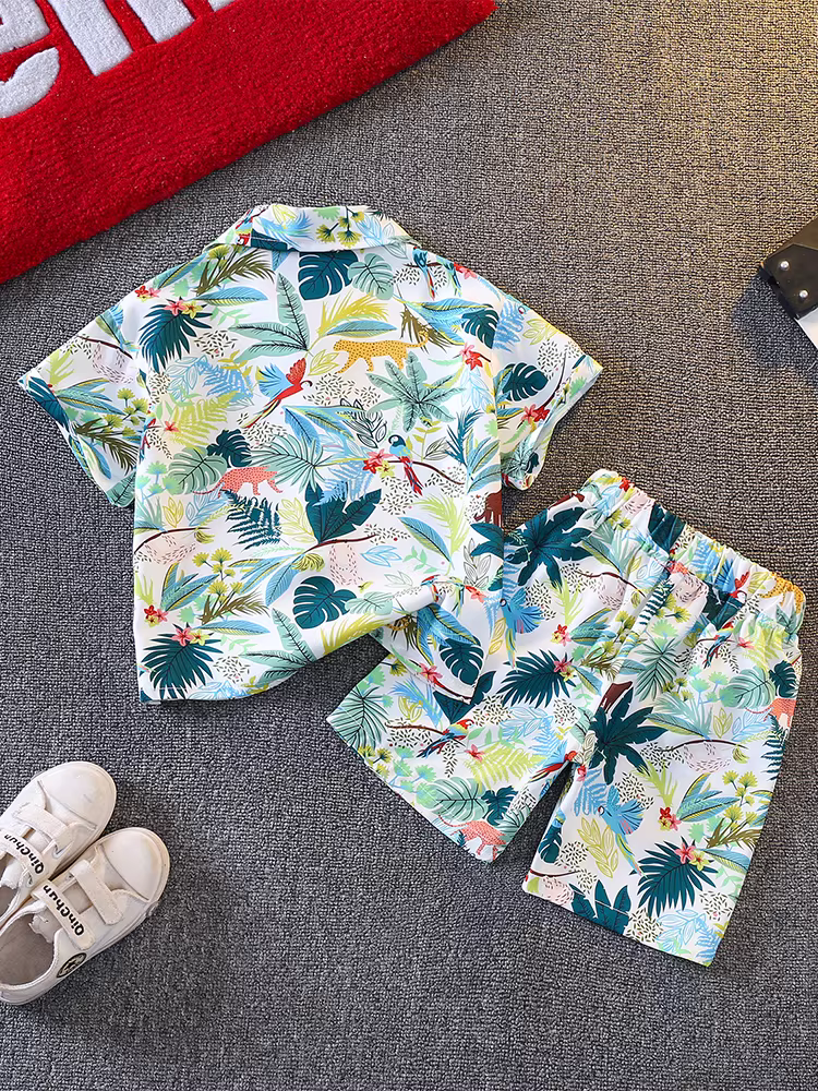 Bộ áo sơ mi hè bé trai 2025 kiểu mới thời trang trẻ em phong cách Hồng Kông áo hoa đi biển bộ đồ hè hai mảnh